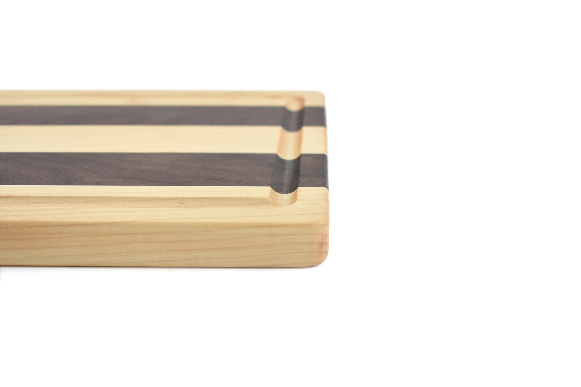 mixed cutting board with groove and handle
